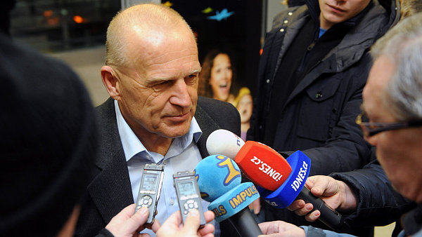 Zdrcen� gener�ln� sportovn� mana�er Sparty Jaroslav H�eb�k reaguje na smrt Luk�e P�ibyla.