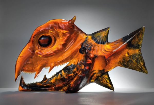 Jarom&iacute;r Ryb&aacute;k: �erven&aacute; ryba, sklo topasov&eacute;, taven&eacute; ve form�, vyvol&aacute;vac&iacute; cena 360 000 K�.