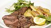 Tagliata di manzo con patate arroste neboli piemontsk� hov�z� maso s pe�en�mi francouzsk�mi bramborami s rukolou sypan� hoblinami parmaz�nu.
