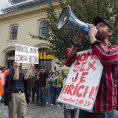 Putna (vlevo) na Prague Pride s transparentem, který pobouřil prezidenta Zemana