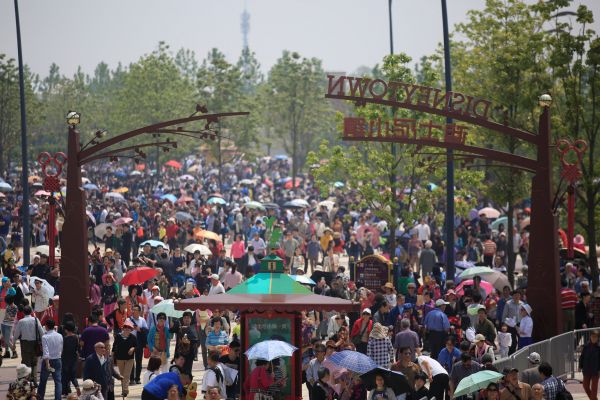 Disney Town v Šanghaji umožnil návštěvníkům prohlídku ještě před oficiálním otevřením parku, který je naplánován na 16. června.