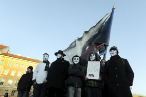 Lid� v masce Anonymous na protestu proti ACTA