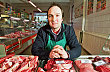 Sna��me se, aby i u n�s byly produkty pro v�echny. Koup�te u n�s ku�ec� kosti za deset korun i steak za sedm set., ��k� majitel dvou �eznictv� Christopher Robertson.