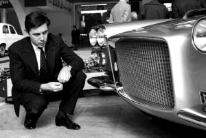 Sergio Pininfarina na snímku z roku 1959. Sergio Pininfarina na snímku z roku 1959.