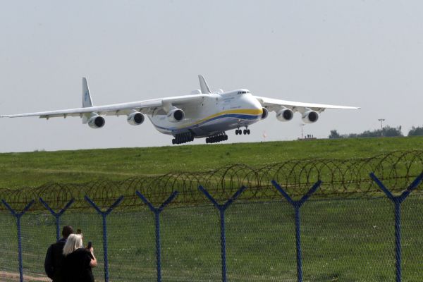 Antonov An-225, největší letoun světa, dorazil do Prahy.