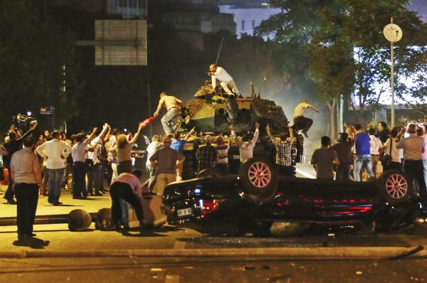 Demonstrující Turci se snaží zastavit přesun tanku na pozici u istanbulského letiště