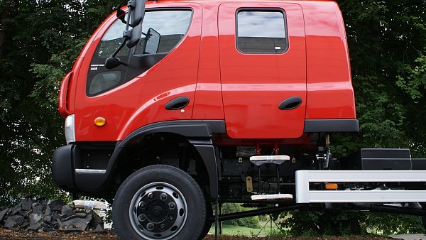 Dvoukabina Crew cab pro sedmičlennou posádku.