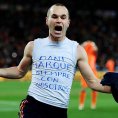 Ani Andrés Iniesta už takovýto vzkaz bez trestu neukáže