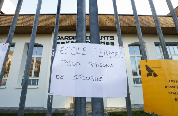 Nápis uzavení škol v Bruselu kvli teroristické hrozb