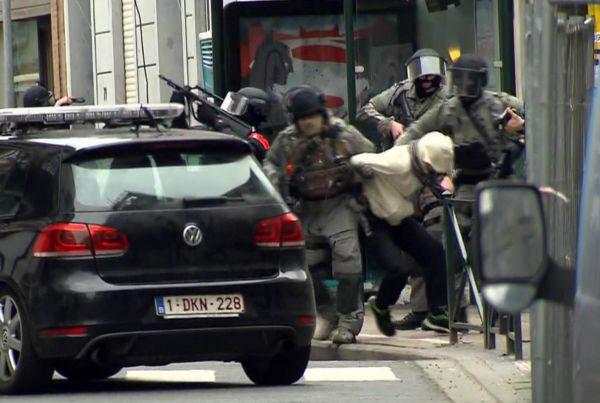 Nejhledan�j&scaron;&iacute; mu� Evropy&nbsp;Salah Abdeslam byl zadr�en v bruselsk&eacute; �tvrti Molenbeek.
