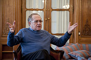V�hlasn� americk� pr�vn�k Alan Dershowitz, kter� obhajoval hr��e americk�ho fotbalu O. J. Simpsona