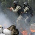 Ukrajinští vojáci u stanoviště poblíž Slavjansku, které zdemolovali proruští separatisté.