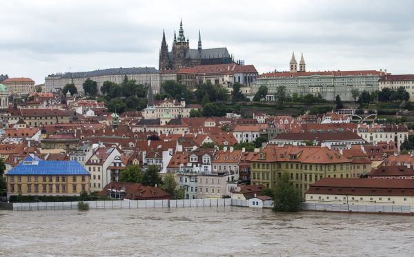Pohled p�es Vltavu na Pra�sk&yacute; hrad, Praha, 4. �ervna 2013