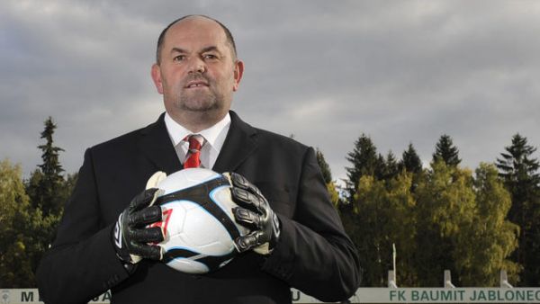 Dvoj&iacute; role &scaron;&eacute;fa ligov&eacute;ho klubu a z&aacute;rove� p�edsedy FA�R b&yacute;vala Peltovi �asto vyt&yacute;k&aacute;na kv�li st�etu z&aacute;jm�.