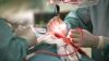 Operace na neurochirurgick� klinice.