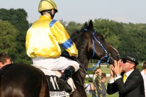 Majitel Lud�k Mikuleck� se raduje z v�t�zstv� sv�ho kon� Rocky of Gracie ve Slovensk�m derby