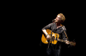 Irský zpěvák Glen Hansard vystoupil 30. září v pražském Divadle Archa
