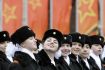 P�ehl�dka historick�ch uniforem a vybaven� na Rud�m n�m�st�.