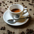Takto ano. Espresso m� m�t na povrchu kompaktn� cremu o��kov� barvy s drobn�mi �ern�mi skvnkami, kter� vznikaj� p�i extrakci olej�.