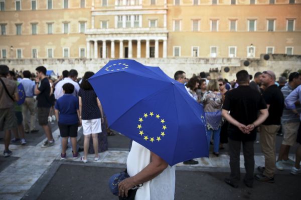Ped budovou parlamentu v Aténách protestují proevropští ekové.