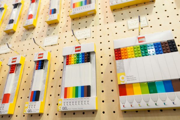 Kosti�ky Lega jsou od roku 1963 z akrylonitrilbutadienstyrenu neboli ABS.