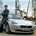 James Bond a jeho BMW Z8. Podobné auto je k dostání za 2,5 milionu korun