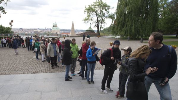 Výstava českých korunovačních klenotů byla otevřena 15. května na Pražském hradě.