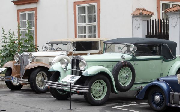 �esk&yacute; kabriolet a kup&eacute; v pr�b�hu stolet&iacute; - v&yacute;stava Fakulty dopravn&iacute; �VUT se kon&aacute; v historick&eacute;m atriu b&yacute;val&eacute;ho jezuitsk&eacute;ho konviktu mezi Konviktskou a Bartolom�jskou ulic&iacute; (p�&iacute;stup skrze pr�jezd z ulic