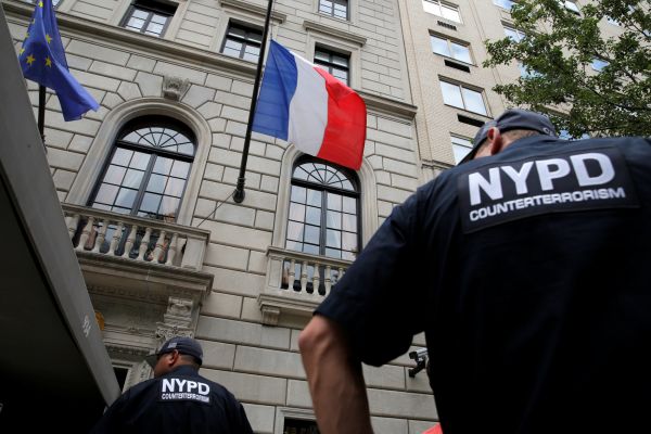 Francouzský konzulát v New Yorku hlídá policie.