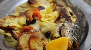 Specialitou restaurace Locanda Marino je nap��klad mo�sk� vlk s pe�en�mi brambory, raj��tky a olivami.