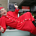 Šéf Ryanairu Michael O´Leary je ochoten udělat na veřejnosti takřka cokoliv. Zkuste to pak vysvětlovat novinářům. Šéf Ryanairu Michael O´Leary je ochoten udělat na veřejnosti takřka cokoliv.
