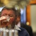 Čepují v hospodě kalné a nakyslé pivo bez pěny? Nejspíš mají špinavé trubky.