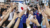 Japonští fanoušci oslavují vítězství fotbalistek na mistrovství světa v Německu. Japonsko slaví titul fotbalistek.