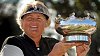 Golfová legenda Laura Daviesová s jedním ze svých pohárů pro vítězku. Laura Daviesová.