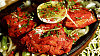 KU�E TANDOORI. ��avnat� kousky ku�ec�ho masa ochucen� z�zvorem, �esnekem, koriandrem, kardamomem a ko�en�m Garam masala z doruda roz�haven� pece Tandoor.