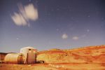 Snmek simultoru Mars Desert Research Station v noci.