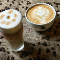 Caffe latte a caffe latte macchiato, u n�j se jako prvn� do ��lku p�iprav� ml�ko, pozn� se tedy i podle typick� k�vov� te�ky na povrchu.
