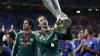 Petr �ech s trofej� pro v�t�ze Evropsk� ligy