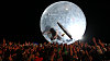 Zp�v�k Wayne Coyne se p�ivalil v nafouknut� plastov� kouli p��mo do publika