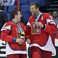 Jakub Petružálek a Petr Nedvěd zažívají euforii po zisku bronzových medailí.