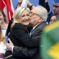 Marine Le Penová se svým otcem na mítinku Národní fronty