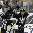 James Neal (vpravo) a Jevgenij Malkin slaví gól Pittsburghu