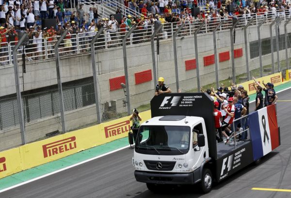 Závodníci formule 1 vyjádili ped závodem v brazilském Sao Paulu solidaritu s Paíany.