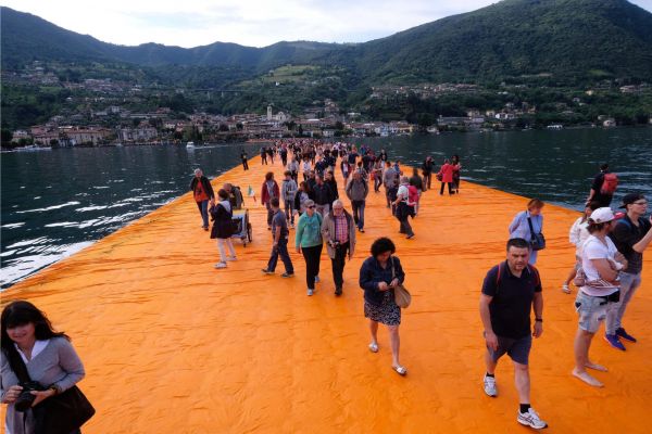 Lid&eacute; v severn&iacute; It&aacute;lii se mohou proj&iacute;t suchou nohou po jeze�e