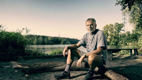 Zden�k Ly�ka u n&aacute;dr�e D�b&aacute;n, kam chod&iacute; denn�, v l&eacute;t� i v zim�, plavat.