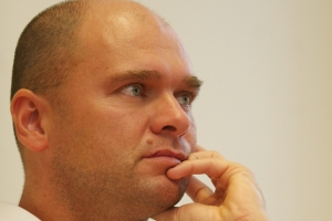 S nov�mi stranami Richarda Sul�ka a B�lu Bug�ra pravica predbe�ne po��ta. Musia sa v�ak najsk&ocirc;r "uchyti�". Sn�mky: HN/arch�v a �tefan Lakti�
