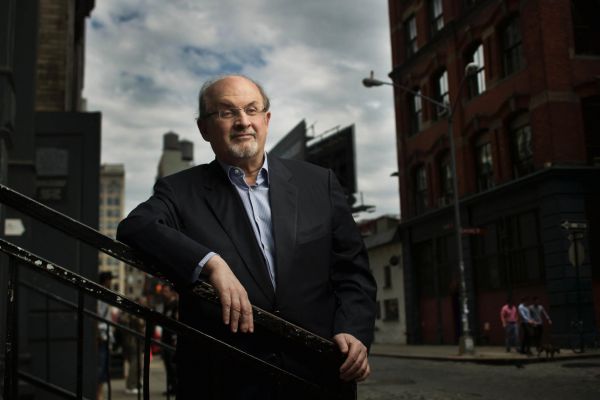 Sir Salman Rushdie na aktuálním snímku z New Yorku, kde dnes ije.