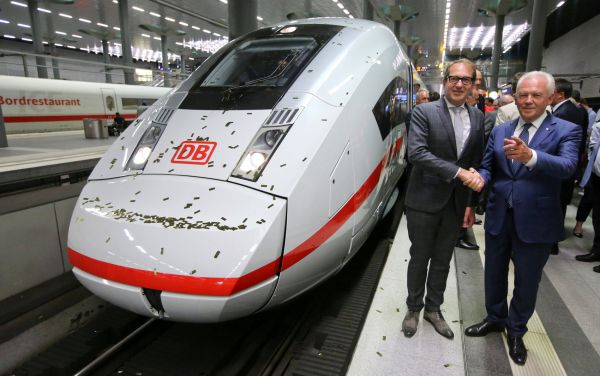 �editel DB a ministr dopravy p�edstavuj&iacute; vlak ICE 4.