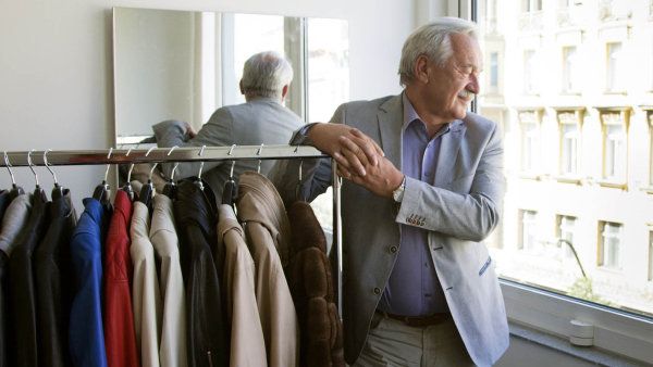 Zden�k Rinth v tehdy st&aacute;tn&iacute;m podniku Kara za�&iacute;nal jako d�ln&iacute;k. Po revoluci firmu koupil a vytvo�il z n&iacute; prosperuj&iacute;c&iacute; spole�nost.