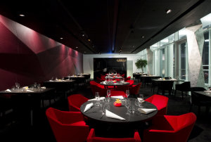 Kdyby chtěl šéfkuchař pražské restaurace Aureole (na snímku) Jiří Král pozvat obchodní partnery někam jinam, byla by to restaurace Esprit v Holiday Inn.